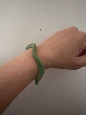 Vintage Green Wavy Resin or acrylic 1960s Bracelet bangle